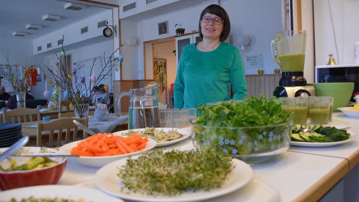 Tarja Sipilä ja kasvishävikkiruokapöytä