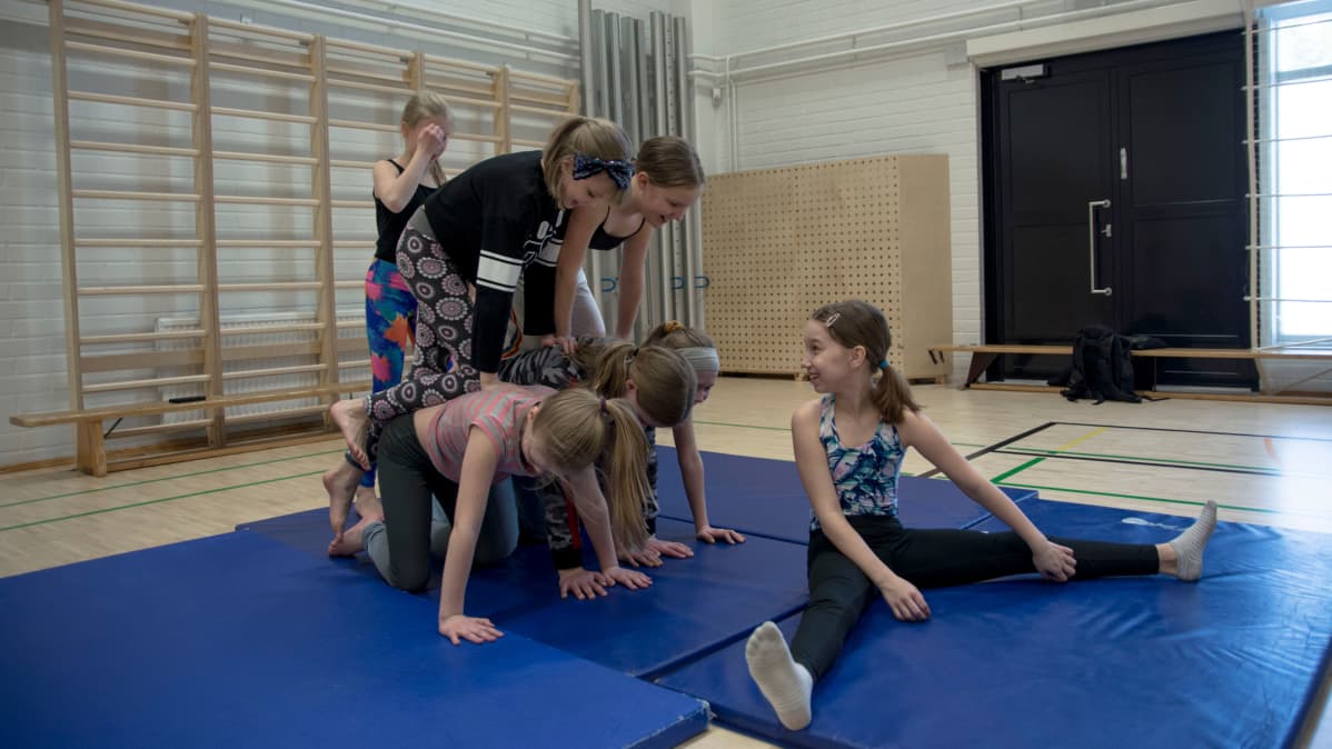 Cheerleading -nuoret tekevät ihmispyramidia