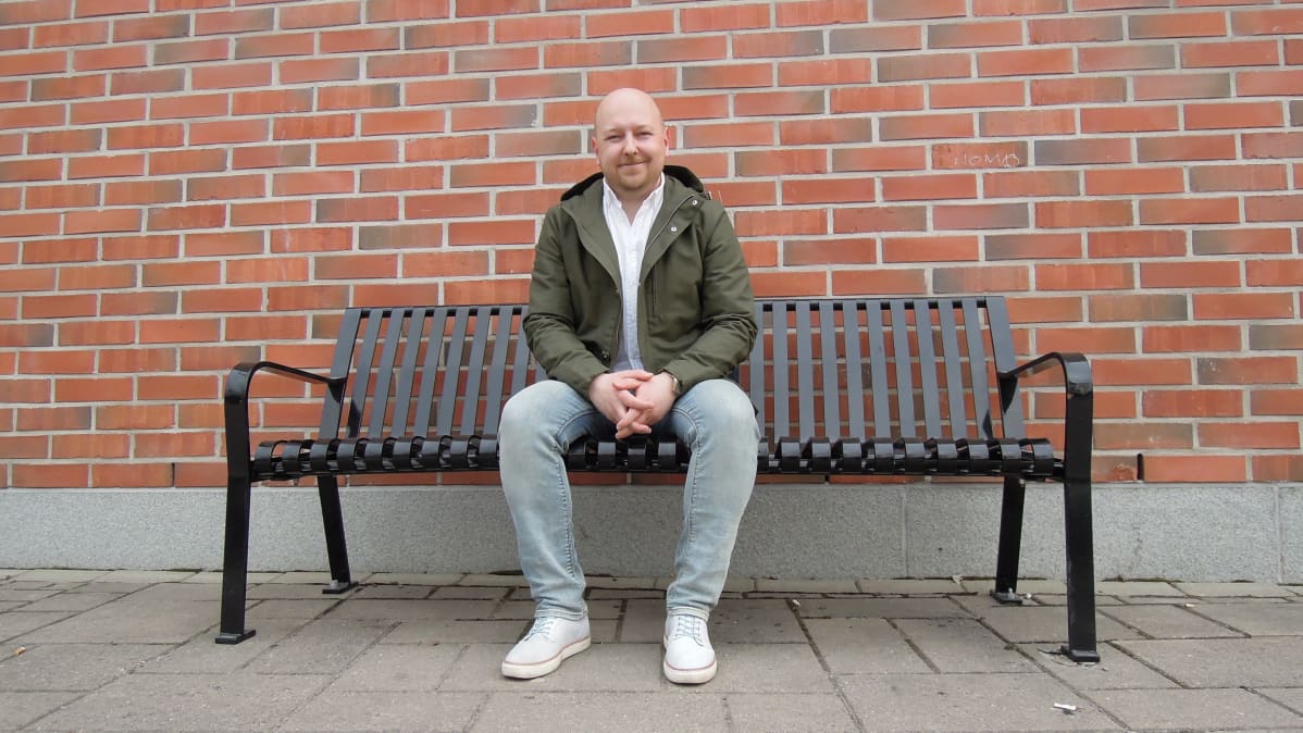 Joona Räsänen ei vaivu synkkyyteen, vaikka eduskuntatalon ovet eivät hänelle enää auenneet.