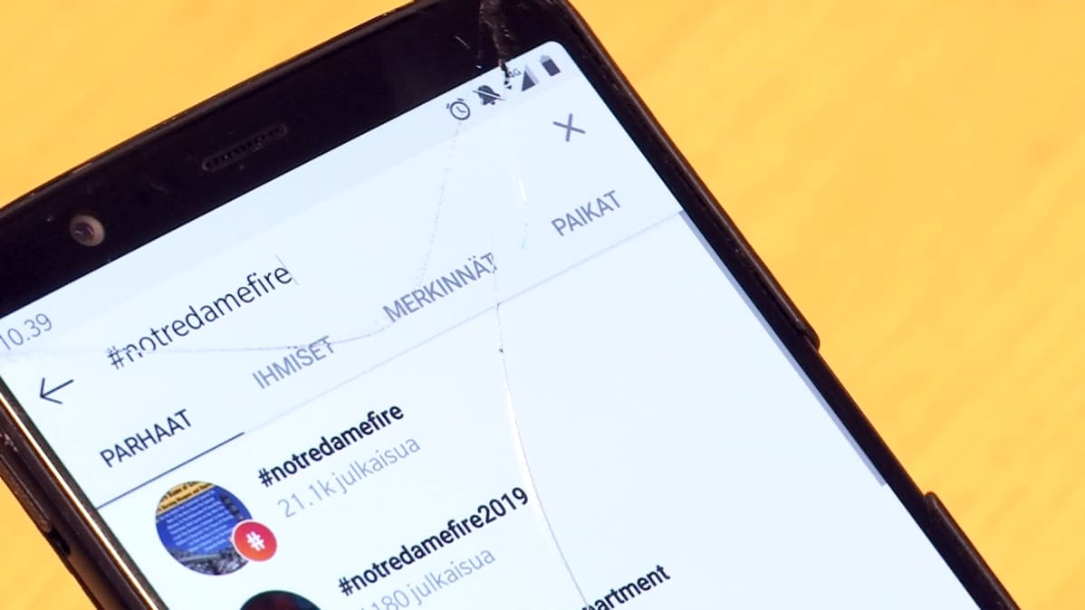 Käyttäjä hakee Instagramista tietoa Notre Dame-katedraalin palosta.