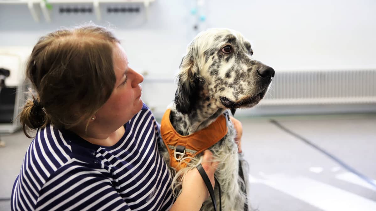 Sosiaalityöntekijä Satu Marja Tanttu koiransa kanssa.