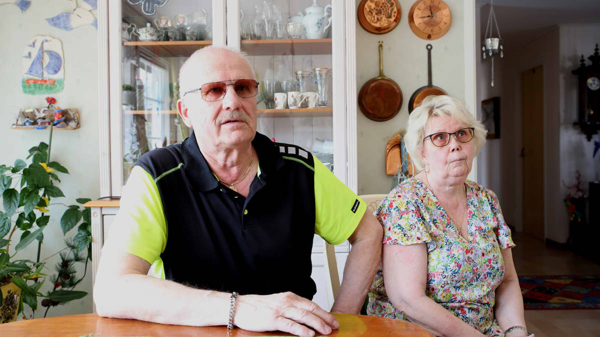 Veikko ja Kirsti Sädesuo istuvat keittiön pöydän ääressä kotonaan Kalixissa.
