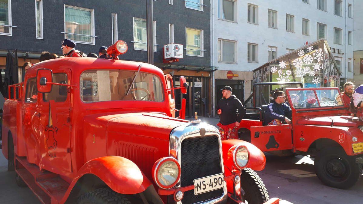 Koneteekkarien autoja Oulun rotuaarilla.