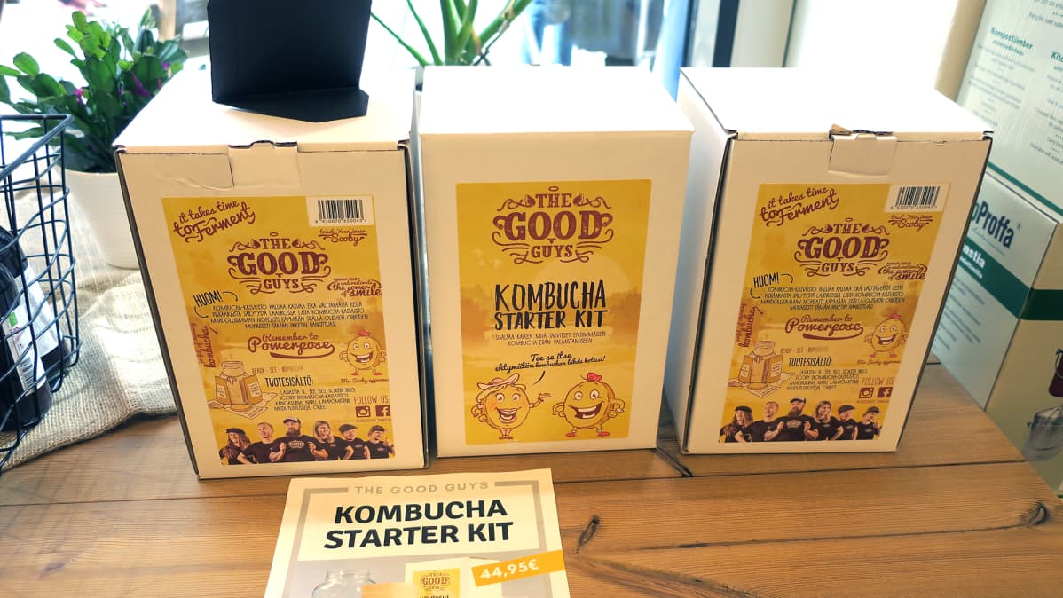 Kombucha-aloituspaketteja kaupassa.