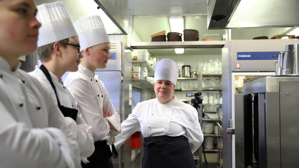 Kokkiopiskelijoita opetusravintola Paviljongissa Savonlinnassa