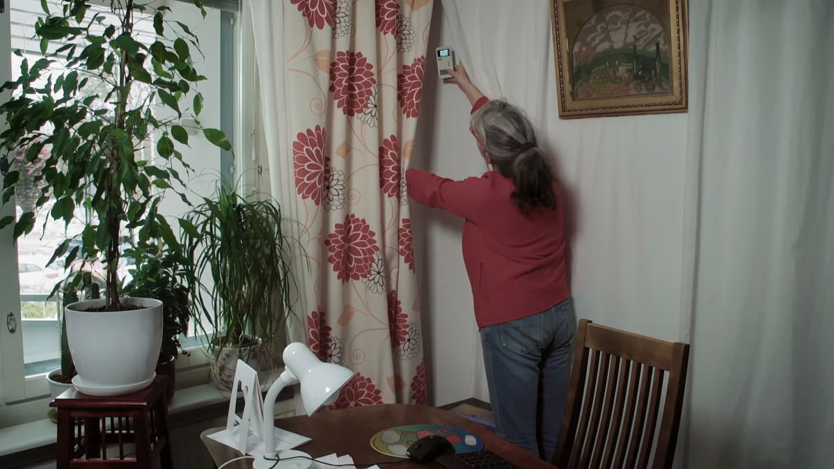 Suojaverhot estävät lähistöllä sijaitsevan tukiaseman säteilyn pääsyn asuntoon. Mittarilla voi todentaa säteilytasojen tippumisen, kun verhot laitetaan suojaksi.