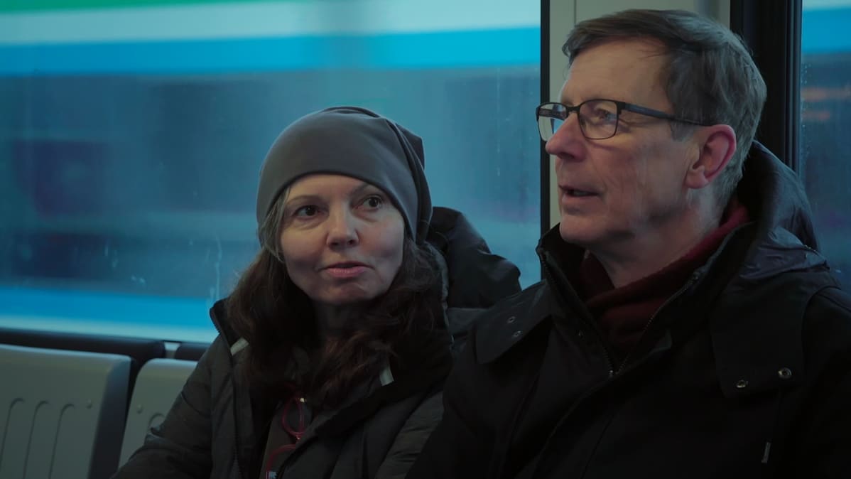 Marjut Stubbe matkustaa toisinaan miehensä Olli Ikosen kanssa Helsingin keskustaan.