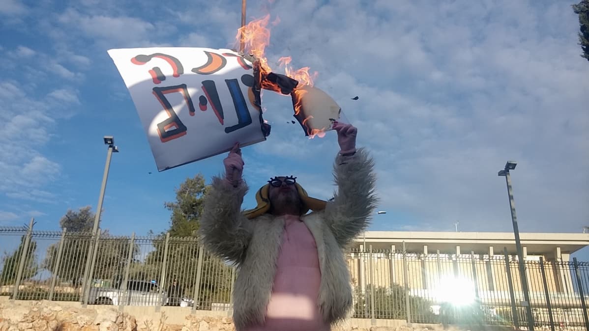 Shoske ryhtyi tositoimiin Israelin parlamentin Knessetin edessä.