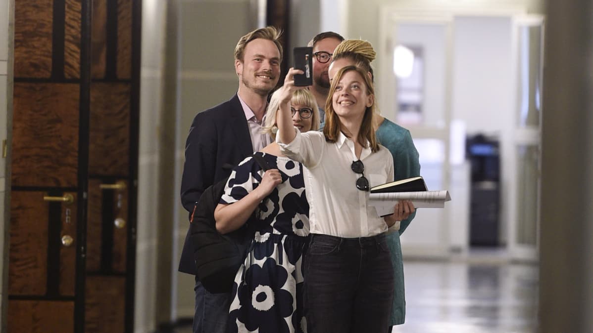 Vasemmistoliiton puheenjohtaja Li Andersson ottaa ryhmäselfietä puoluetovereiden kanssa eduskunnassa Helsingissä 6. toukokuuta.