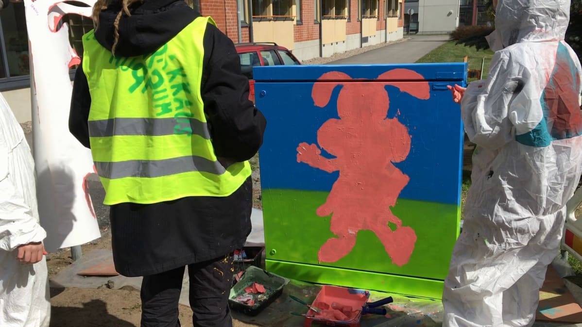 Sähkökaappi, johon on maalattu vaaleanpunainen pupu.