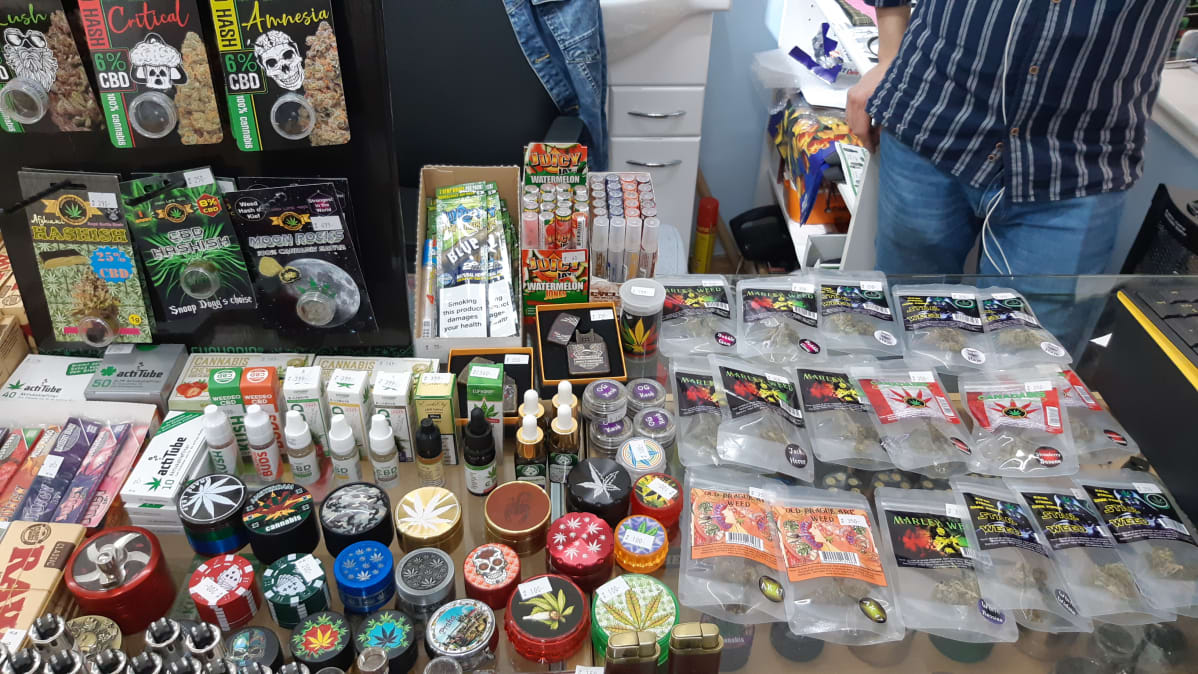 Kevytkannabistuotteita prahalaisessa matkamuistomyymälässä.