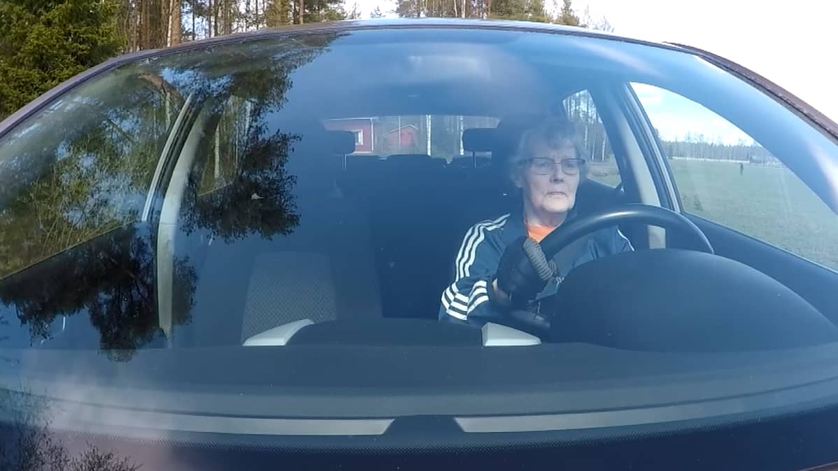 Tuovi Niemelä ajaa autollaan