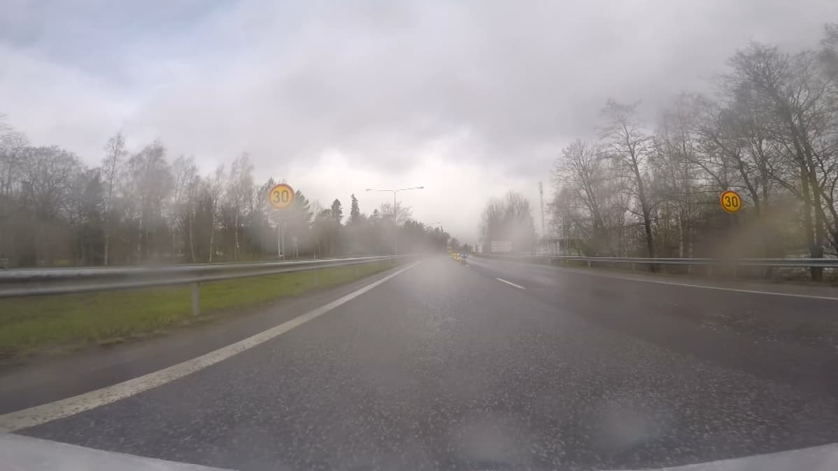 Moottoritiellä on 30 kilometrin tuntinopeusrajoitus ennen liittymätyömaata.