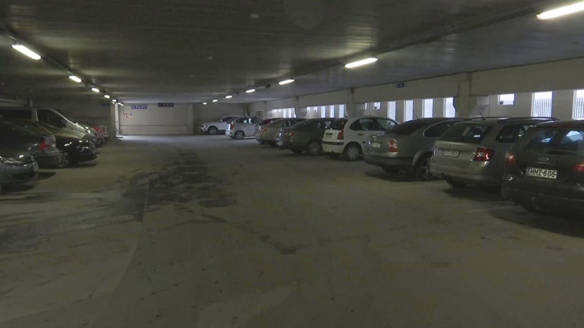 Kuvassa autoja parkissa kauppakeskus Chydeniassa.