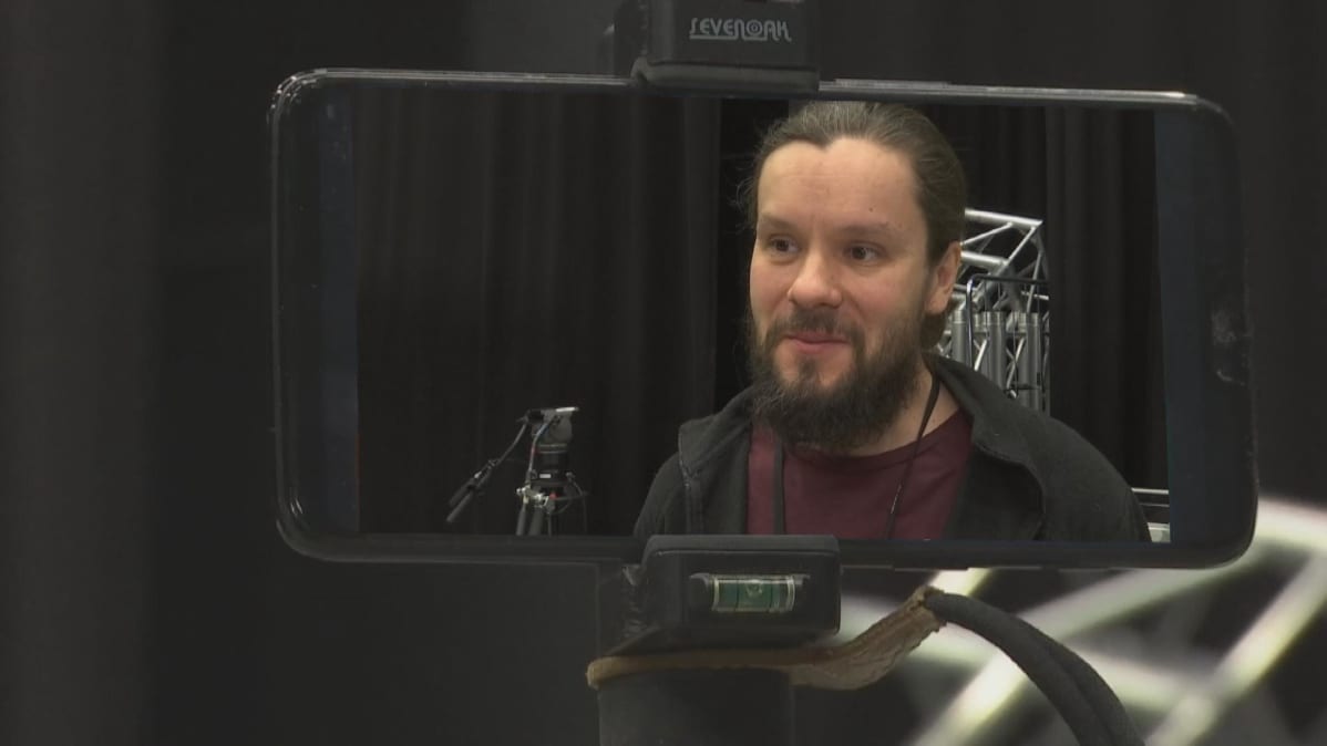 Media-alan kouluttaja Juha Kiviharju kannustaa striimaamaan.