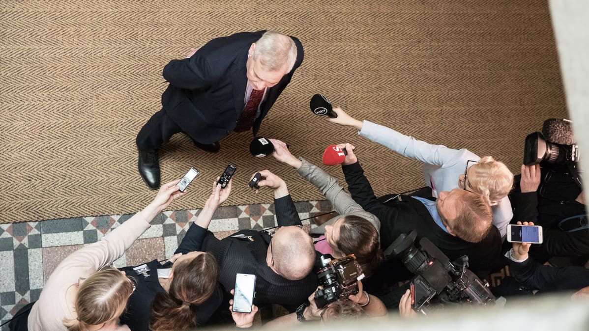 Antti Rinne kommentoi tiedotusvälineille hallitusneuvottelujen kulkua.