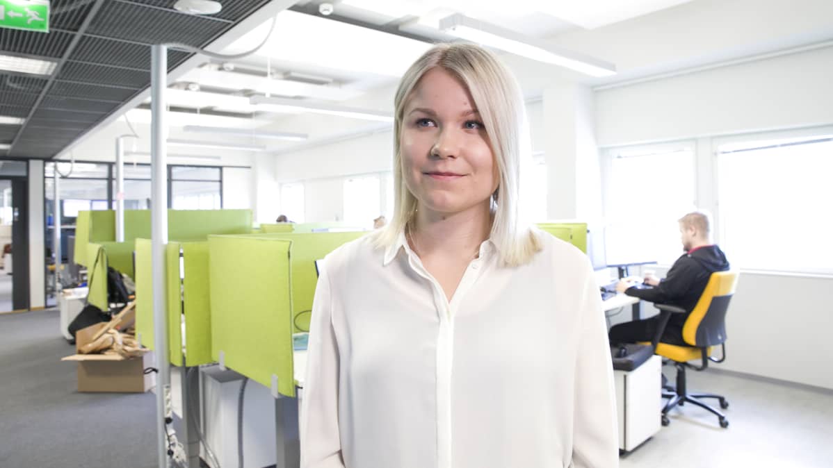 HR-päällikkö Jenna Kokkonen hymyilee