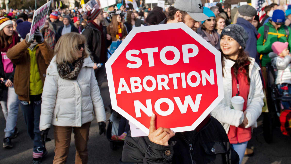 Aborttioikeuden vastustajia korkeimman oikeuden edustalla.