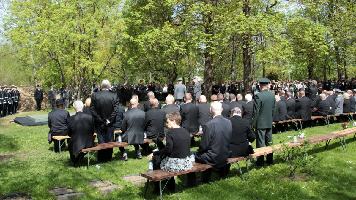 Yleisöä sankarihautajaisissa