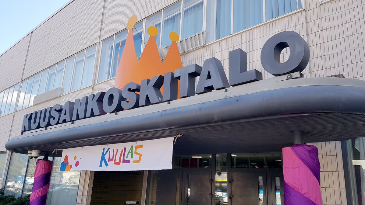Kuusankoskitalon sisääntulon päällä kruunu