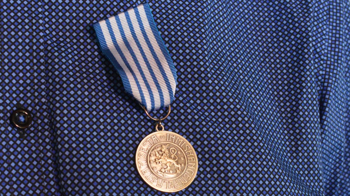 Ihmishengen pelastamisesta annettu mitali koristaa Tauno Vuorisalon rintapieltä.