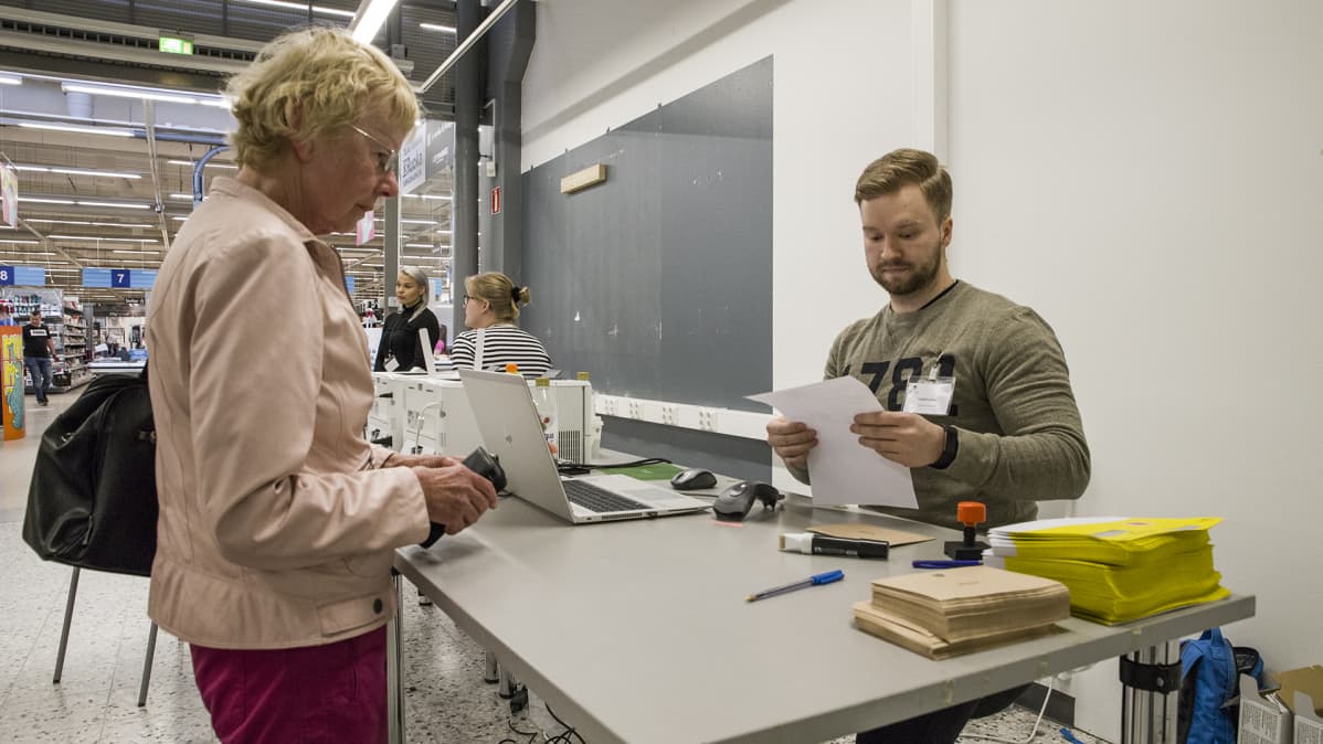 Toimitsija ottaa vastaan ennakkoäänen.