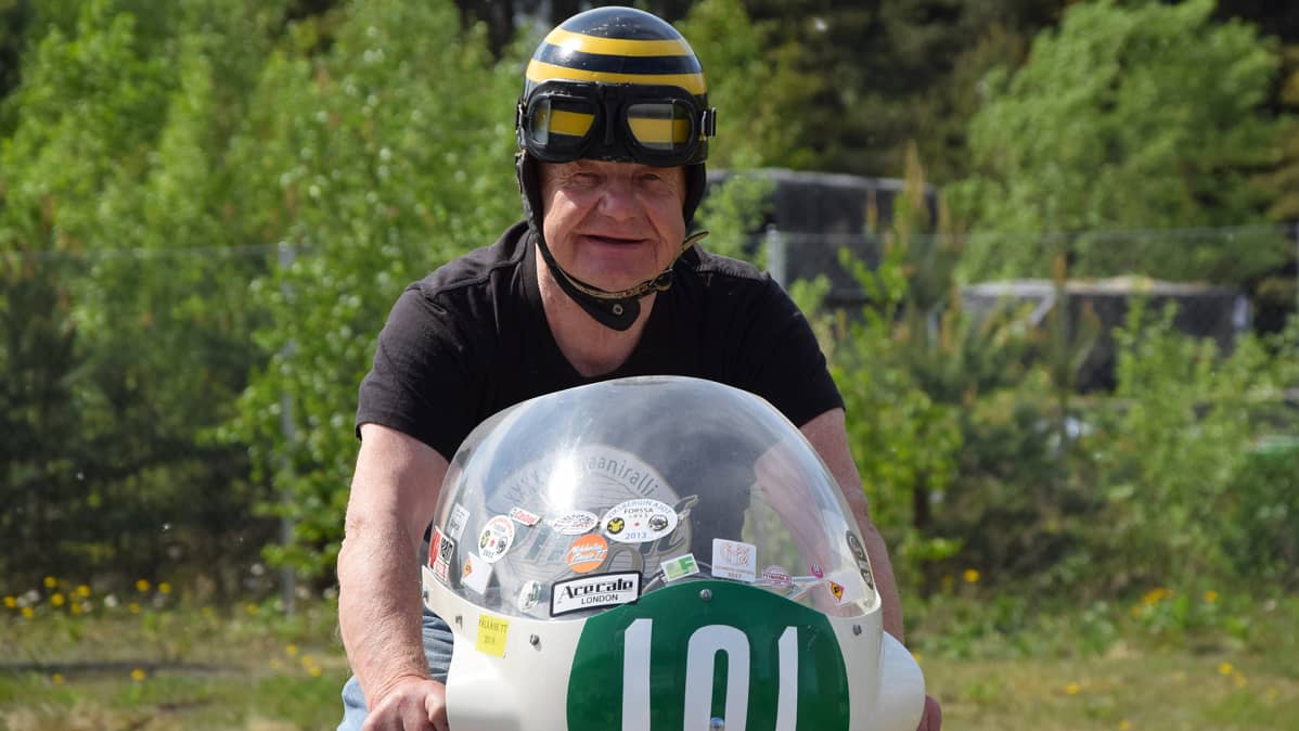 Ampiaiskypärä oli Matti Salosen tavaramerkki. Nykyvaatimuksia Salosen pahviksi luonnehtima potta tuskin täyttäisi.
