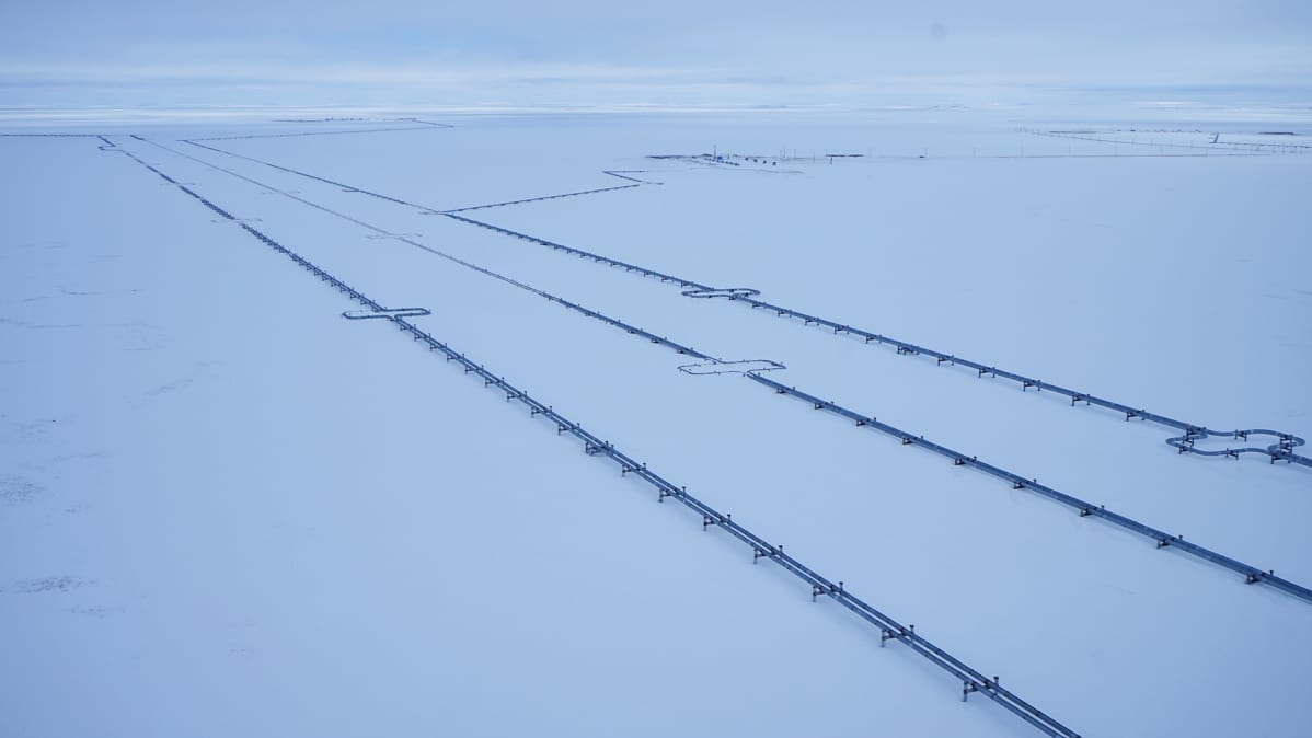 Bovanenkovo sijaitsee 400 kilometriä napapiiriltä pohjoiseen. Sen luontoa halkovat kaasuputket.