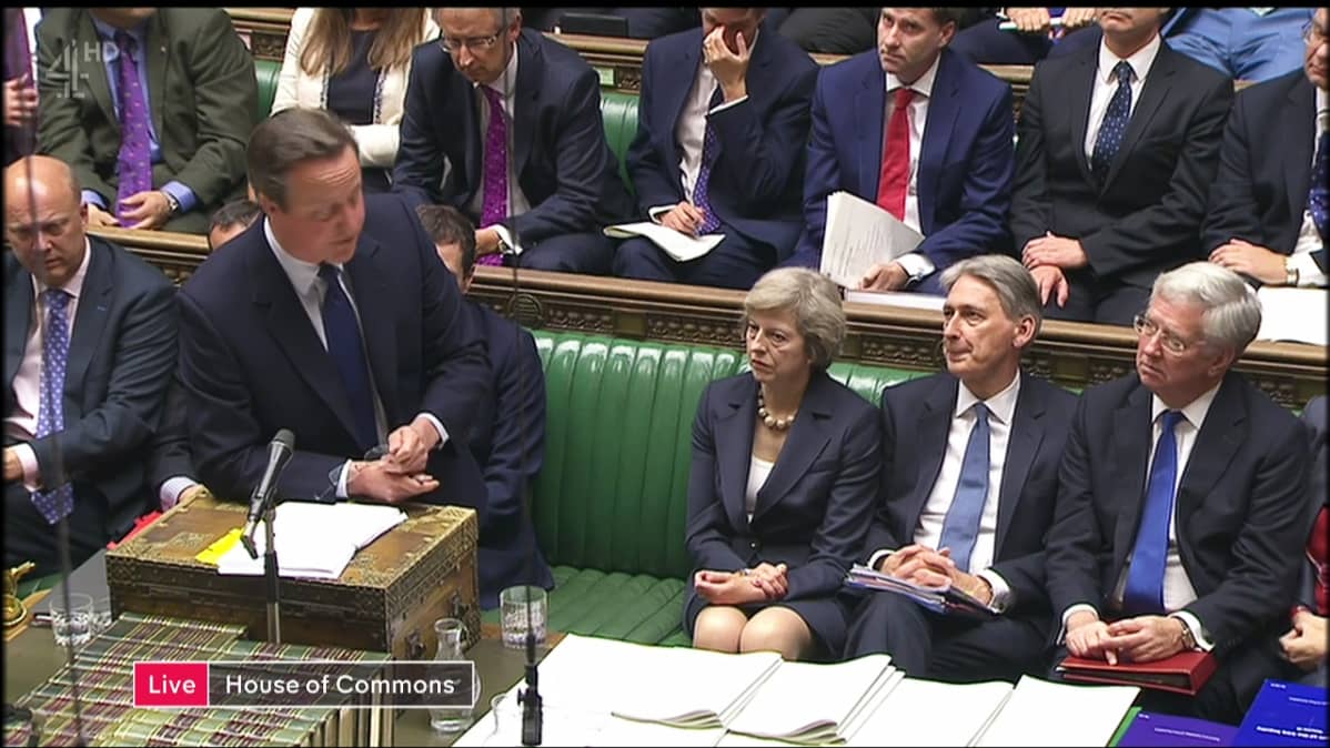 Theresa May kuuntelee parlamentissa, kun David Cameron puhuu viimeistä kertaa pääministerinä.
