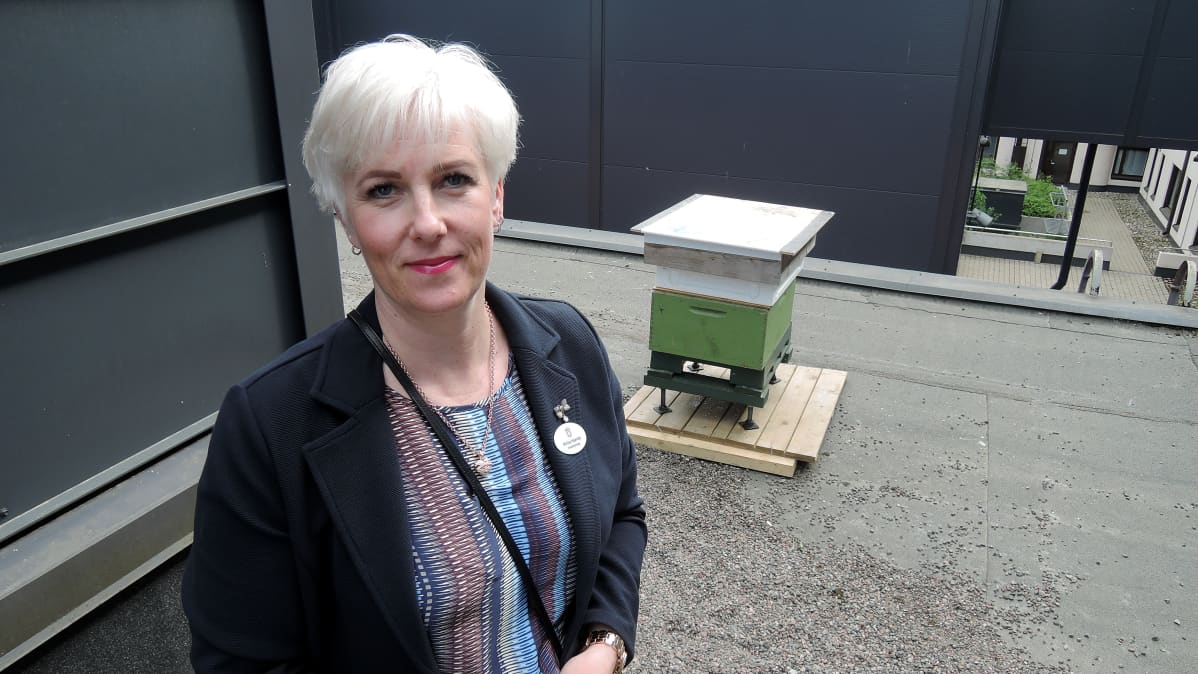 Marika Haavisto haluaa tarjota asiakkaille itse tuotettua lähihunajaa.