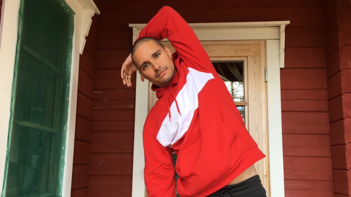 Kristian Muthugalage venyttelee ennen kävelemään lähtemistä.