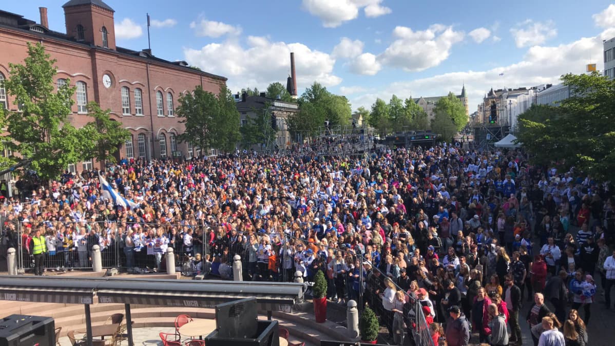 Keskustori alkaa täyttyä