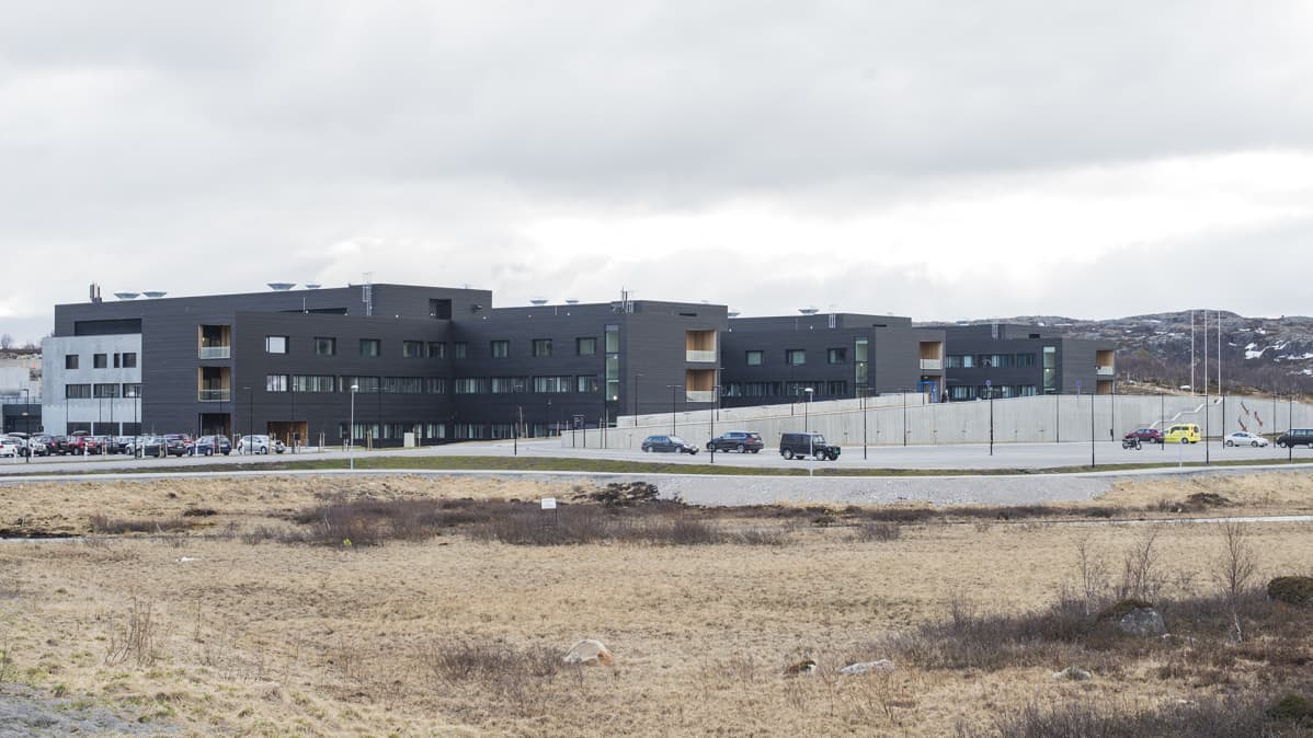Kirkkoniemen upouuden sairaalan rakennukset sulautuvat hyvin Itä-Finnmarkin tunturimaastoon.