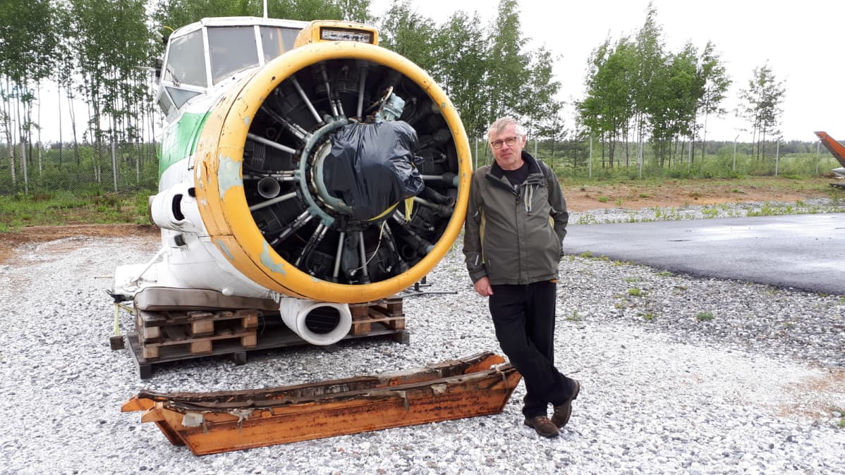 Kimmo Marttinen lentokoneen rungon vieressä