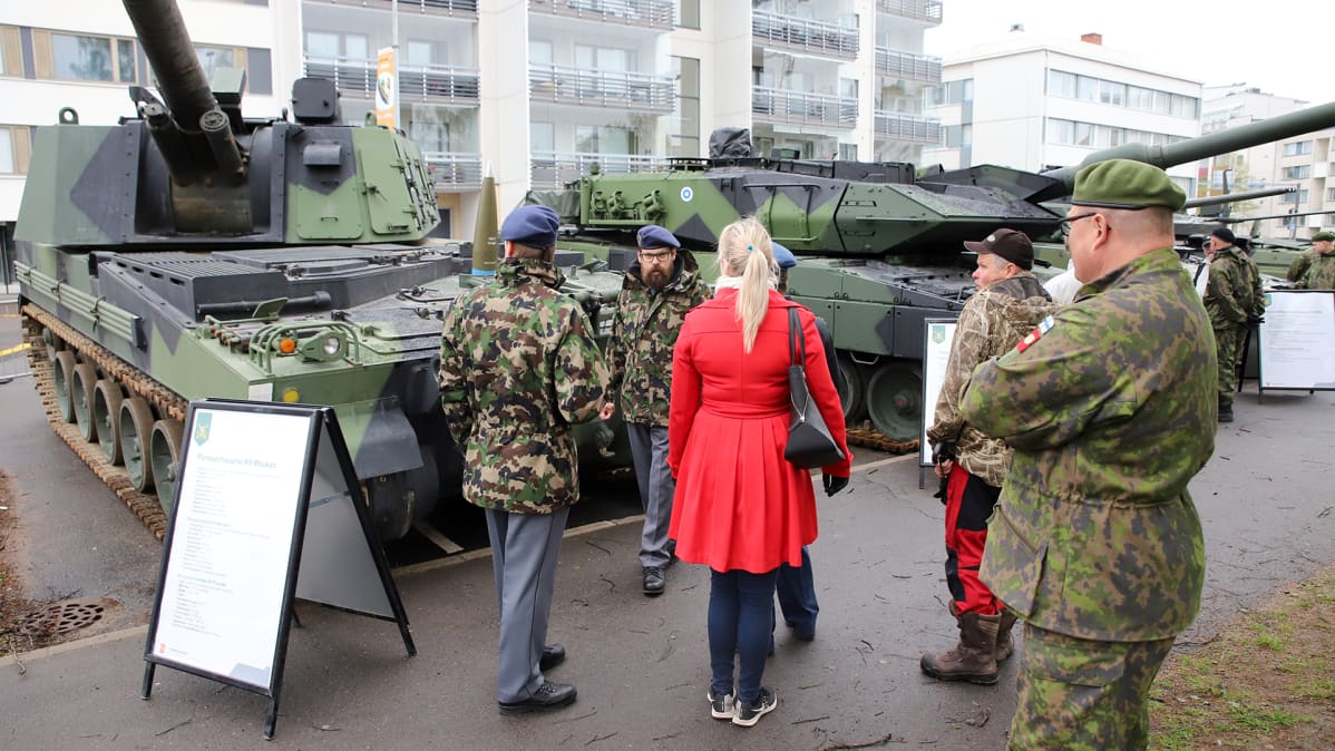 Puolustusvoimien kalustonäyttelyssä esitelty panssarihaupitsi K9 Moukari oli yksi yleisöä kiinnostaneista kohteista lippujuhlapäivän tapahtumissa.
