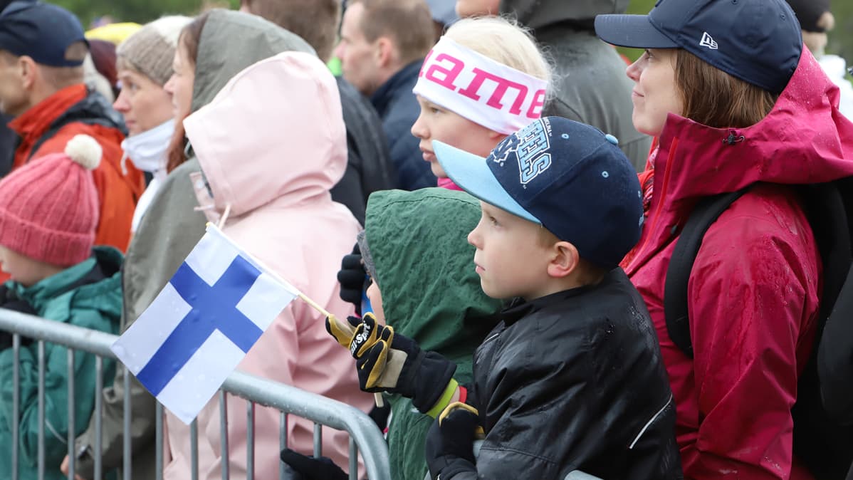 Sateisesta säästä huolimatta Puolustusvoimien lippujuhlapäivän ohimarssi ja kalustonäyttely vetivät runsaasti väkeä Rovaniemen keskustaan ja Jätkänkynttilän sillalle.