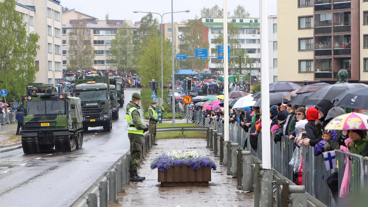 Yleisöä riitti Jätkänkynttilän sillalle ja Rovaniemen keskustaan huolimatta siitä, että sää oli pilvinen ja sateinen.