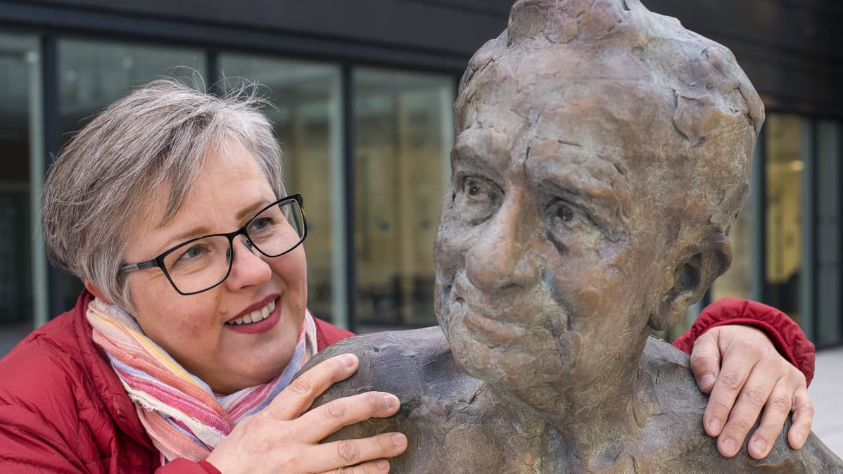 Sairaalan edessä olevan pronssipatsaan kasvot kuvastavat Hanna Tapion mielestä hyvin norjalaista mentaliteettia