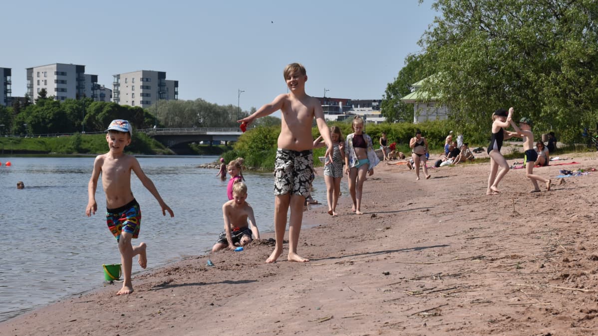 Lapset telmivät uimarannalla Porin Kirjurinluodossa.