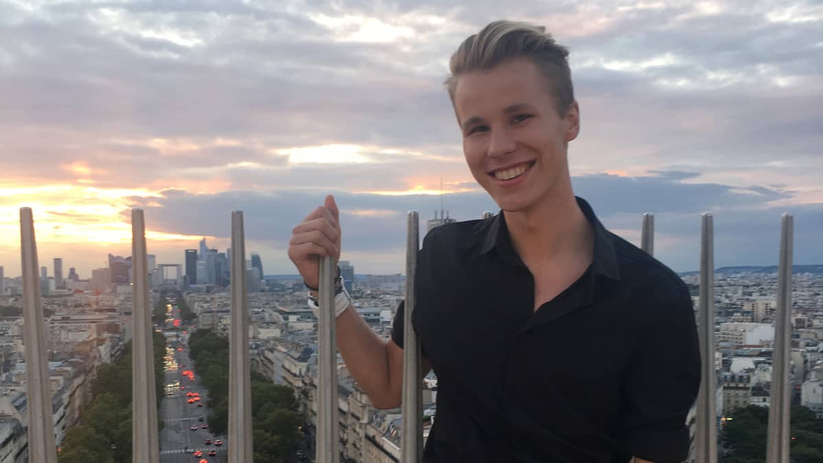 Valtteri Hinkula hymyilee ulkomailla