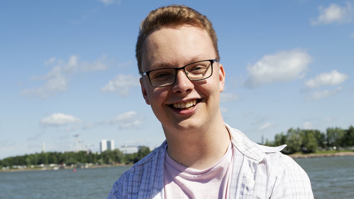 SAKKI Ry:n puheenjohtaja Elias Tenkanen 8 minuuttia- ohjelman haastateltavana Hietaniemen rannalla