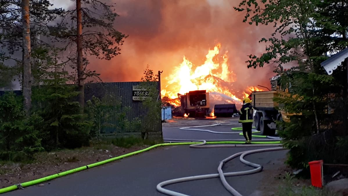Laukaan Saviontiellä paloi suuri hakekasa keskiviikkoiltana 12. kesäkuuta.