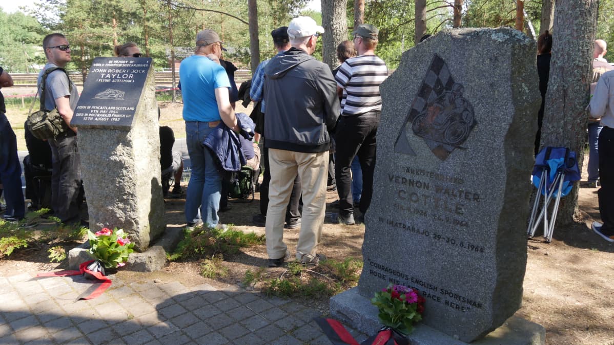 Imatranajossa kuolleiden kuljettajien muistokivet