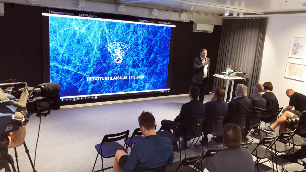 Jääkiekkoliiton tiedotustilaisuus Tampereen Kannen ja areenan esittelytilassa