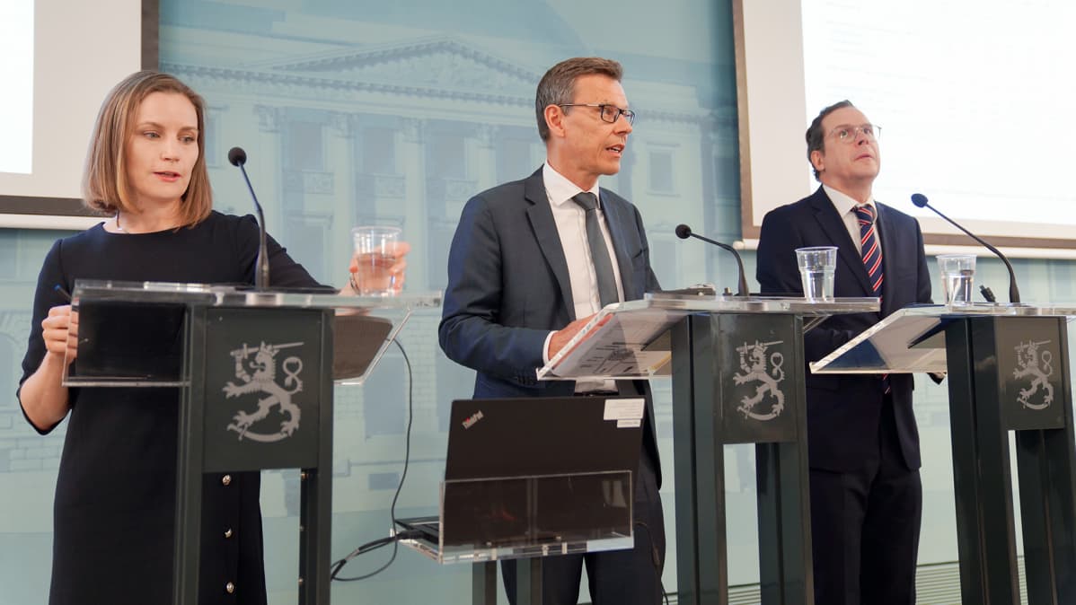 Finassineuvos Marja Paavonen, ylijohtaja Mikko Spolander (kesk.) ja finassineuvos Jukka Railavo.
