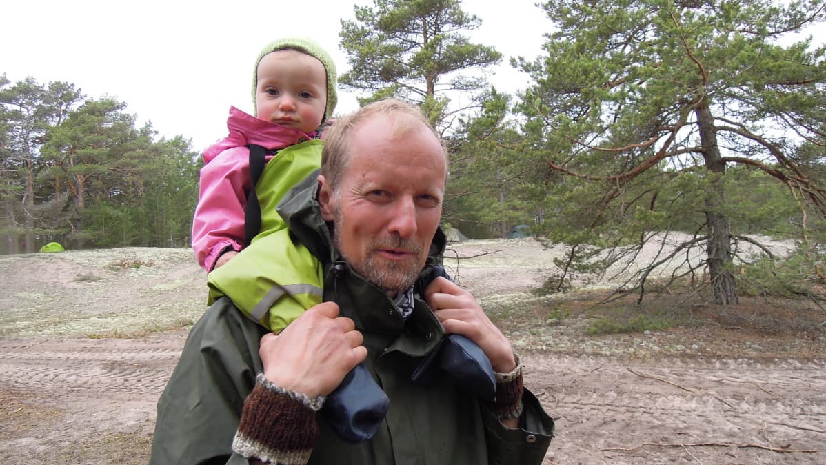 Metsähallituksen suunnittelija Esko Tainio ja leirin nuorin osallistuja, Tainion tytär.