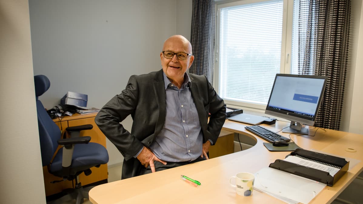 Pentti Itkonen toimistossaan