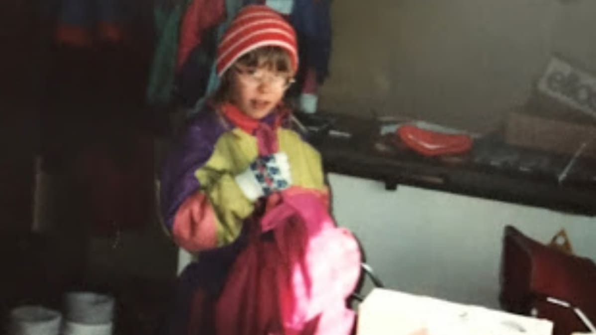 Merja Perälä palaamasta koulusta