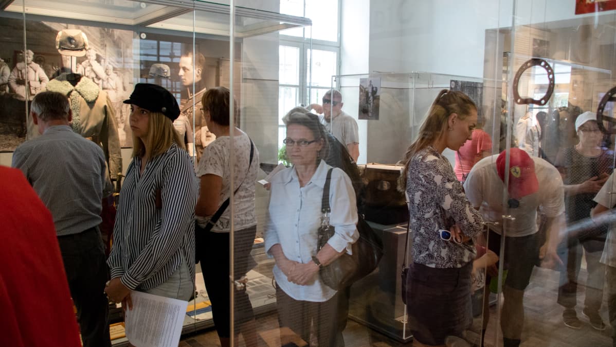 Paljon ihmisiä ratsuväkimuseon avajaisissa.