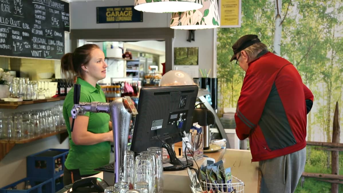 Sanna Riihimäki ja asiakas.